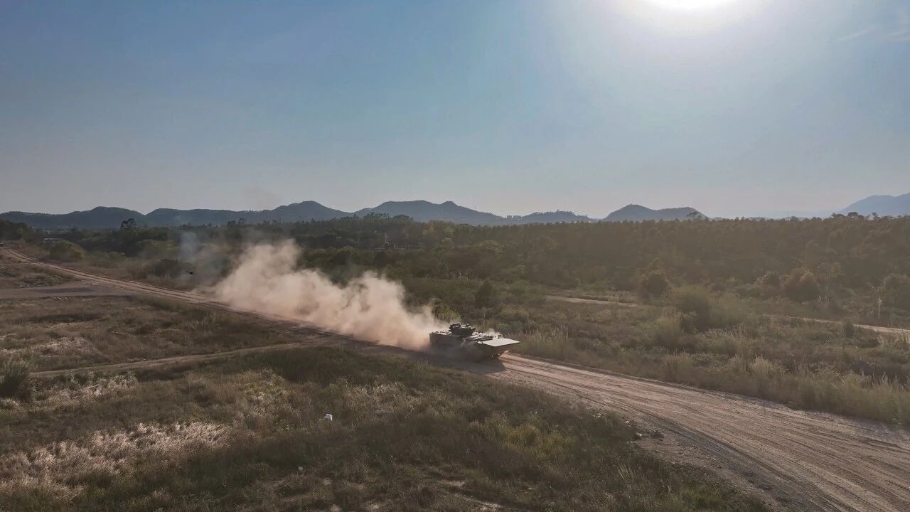 全域突击！两栖装甲车实弹射击超硬核