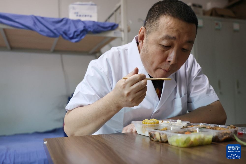花甲之年坚守急诊一线 花甲之年坚守急诊一线