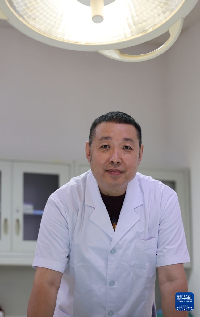 花甲之年坚守急诊一线 花甲之年坚守急诊一线