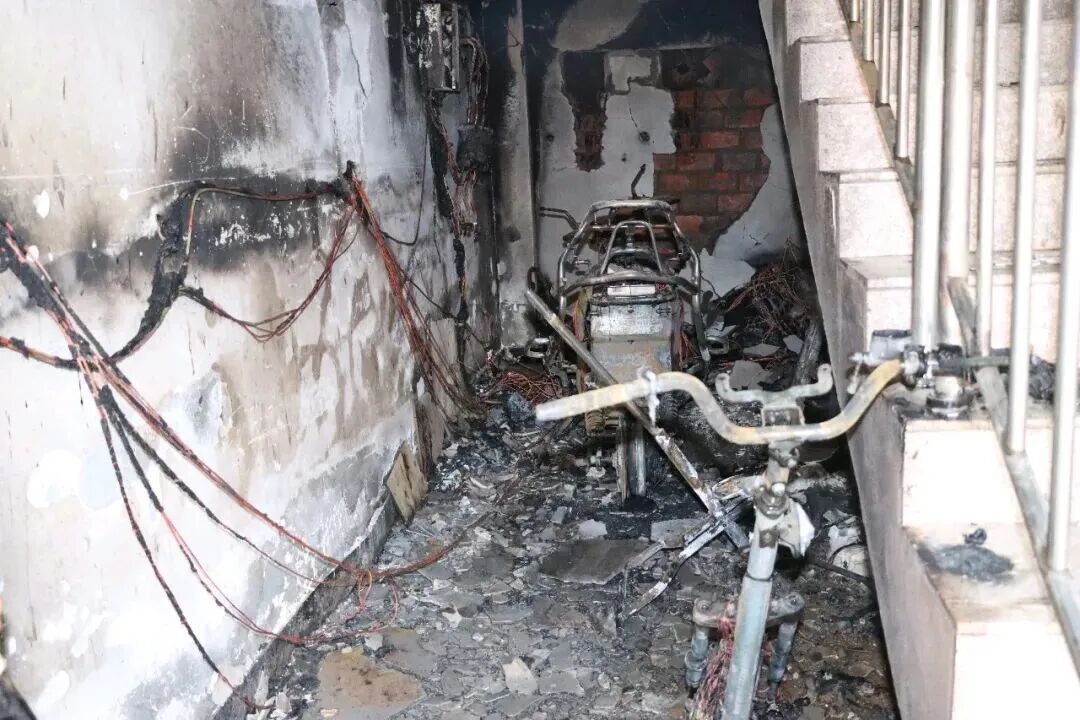 浓烟瞬间灌满楼道！又是TA惹的祸→