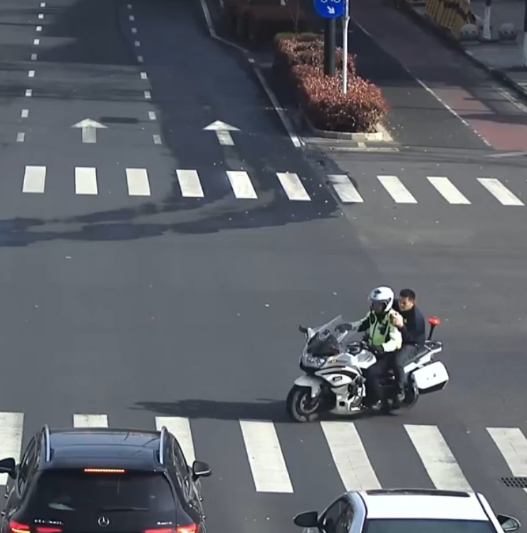 “交警同志，我的手指断了……能不能帮帮我？”