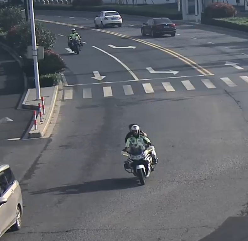 “交警同志，我的手指断了……能不能帮帮我？”