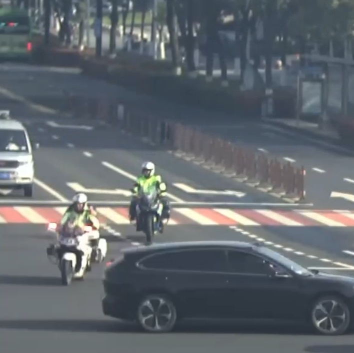 “交警同志，我的手指断了……能不能帮帮我？”