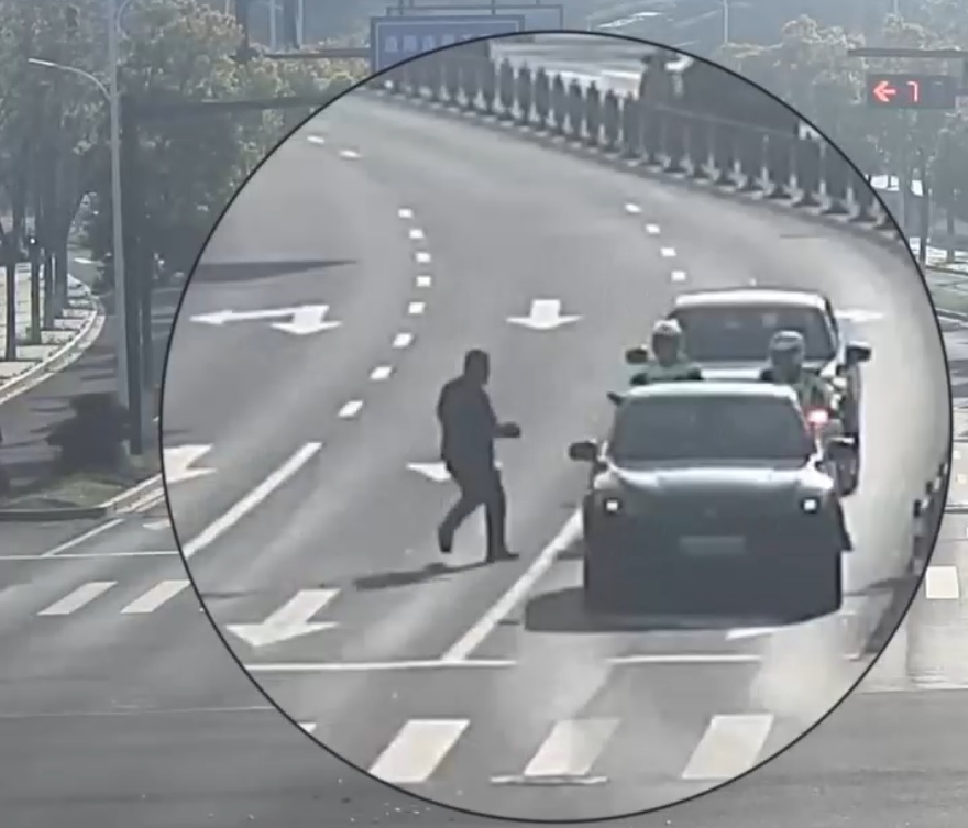 “交警同志，我的手指断了……能不能帮帮我？”