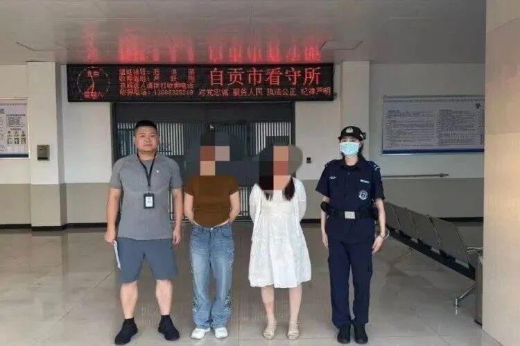 两女子租豪车专盯三轮车碰瓷,趁对方变道时故意加速撞击制造车祸 两女子租豪车专盯三轮车碰瓷,趁对方变道时故意加速撞击制造车祸
