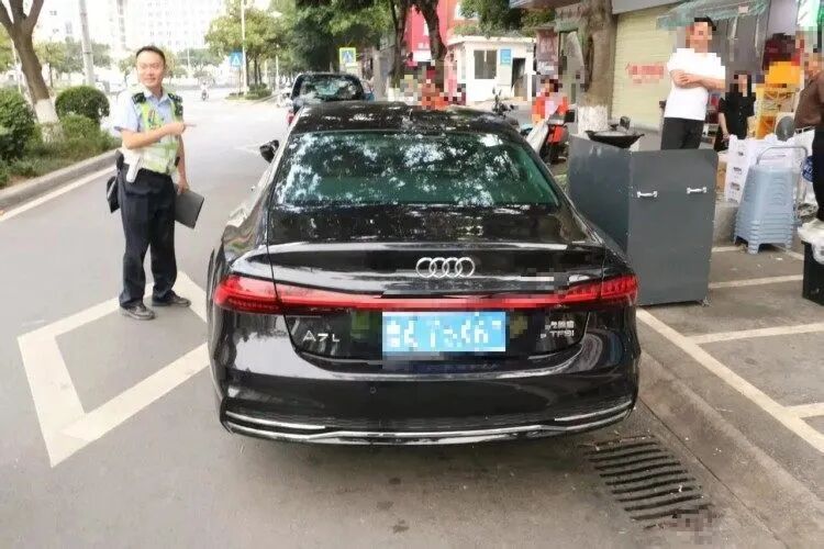 两女子租豪车专盯三轮车碰瓷,趁对方变道时故意加速撞击制造车祸 两女子租豪车专盯三轮车碰瓷,趁对方变道时故意加速撞击制造车祸