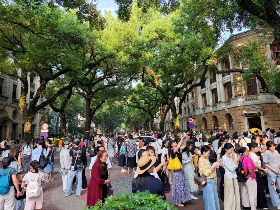 11岁广州“小孩哥”火啦!暑假在沙面为游客拍照,月入1200元,他说:“比刷题好玩” 11岁广州“小孩哥”火啦!暑假在沙面为游客拍照,月入1200元,他说:“比刷题好玩”