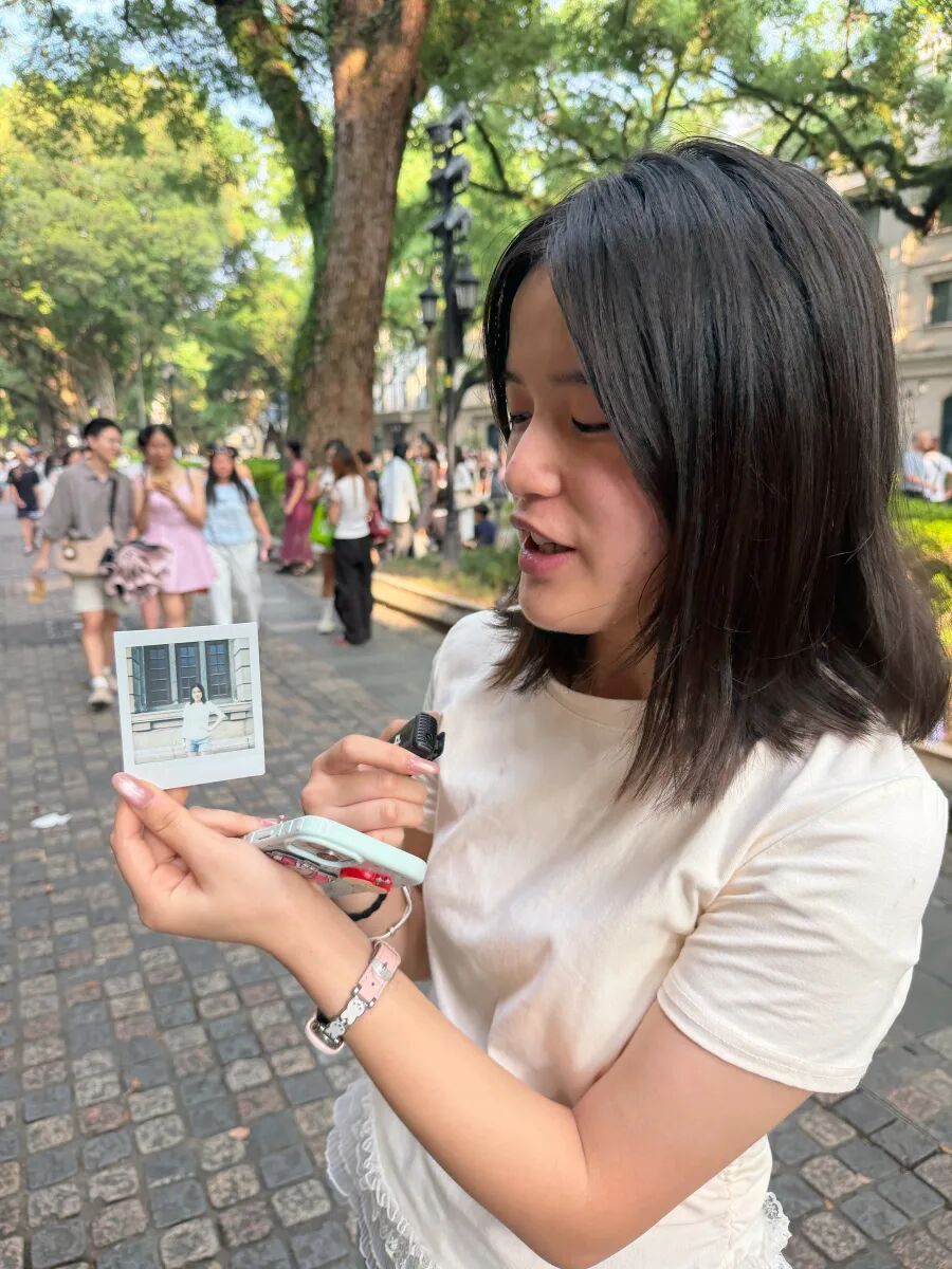 11岁广州“小孩哥”火啦!暑假在沙面为游客拍照,月入1200元,他说:“比刷题好玩” 11岁广州“小孩哥”火啦!暑假在沙面为游客拍照,月入1200元,他说:“比刷题好玩”