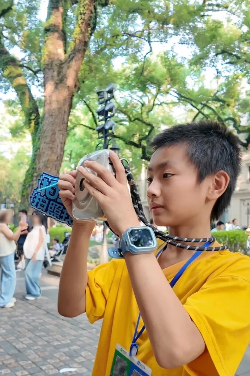 11岁广州“小孩哥”火啦!暑假在沙面为游客拍照,月入1200元,他说:“比刷题好玩” 11岁广州“小孩哥”火啦!暑假在沙面为游客拍照,月入1200元,他说:“比刷题好玩”
