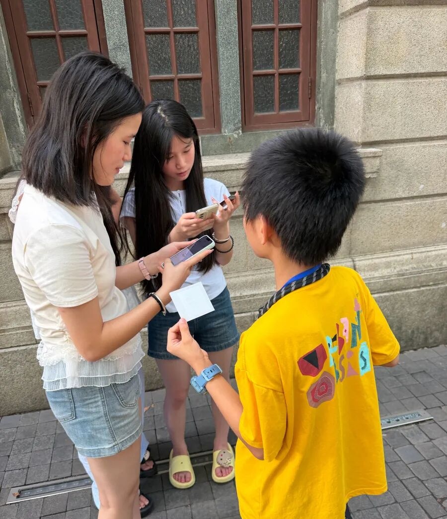 11岁广州“小孩哥”火啦!暑假在沙面为游客拍照,月入1200元,他说:“比刷题好玩” 11岁广州“小孩哥”火啦!暑假在沙面为游客拍照,月入1200元,他说:“比刷题好玩”