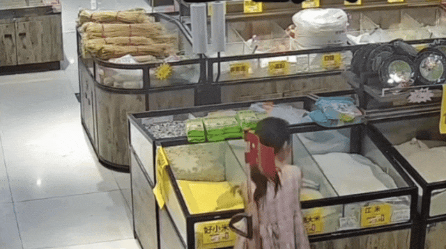小孩将超市几十样杂粮混掺,全区被迫下架 负责人:只能员工消化,网友:让娃分拣 小孩将超市几十样杂粮混掺,全区被迫下架 负责人:只能员工消化,网友:让娃分拣