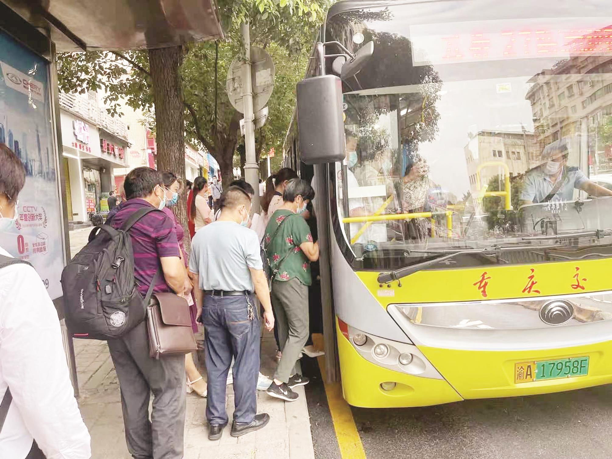 市民正在排队上车.