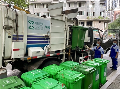 我区首辆车载称重厨余垃圾清运车投用