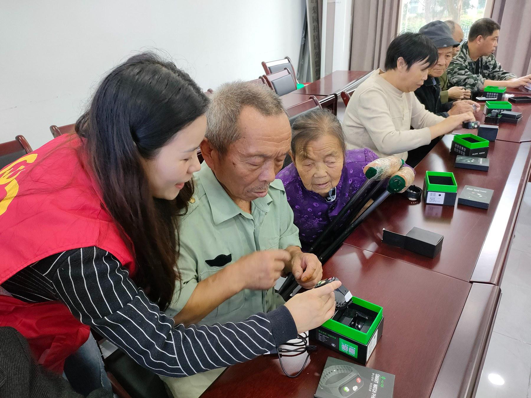 通讯员 朱丹)近日,北部新区管委会联合梨园社区以"养老服务智能手环