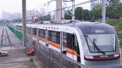 重庆轨道4号线二期首列车辆下线