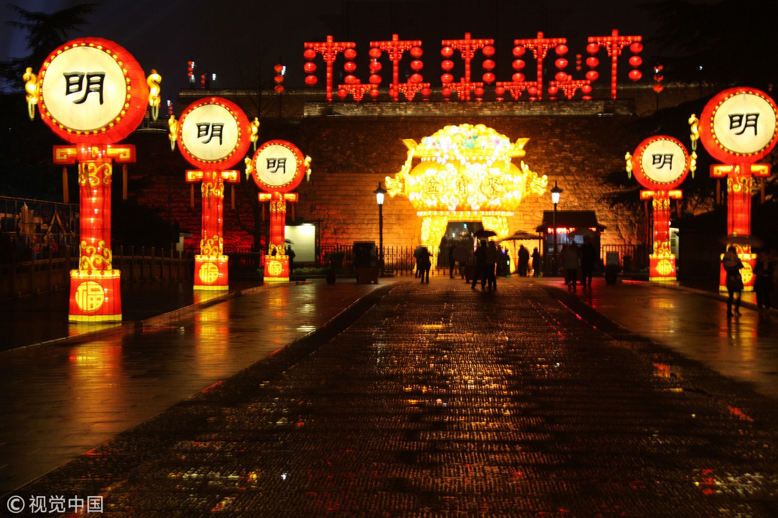 2019年1月28日,秦淮灯会亮灯仪式在南京举行,夜幕降临,流光溢彩,仿佛