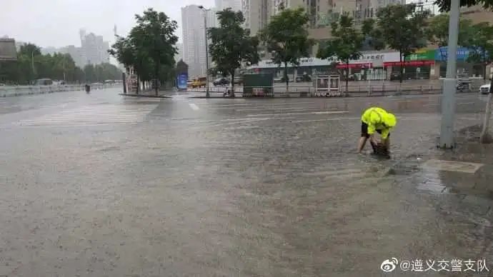 死亡和失踪24人，贵州遭60年来最强暴雨，一对夫妻赶回家前母亲女儿不幸被冲走