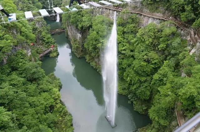 福泉:游客留恋贵州"小山峡"风光