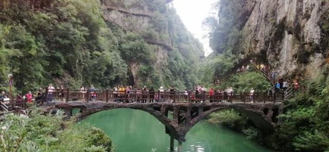 福泉:游客留恋贵州"小山峡"风光