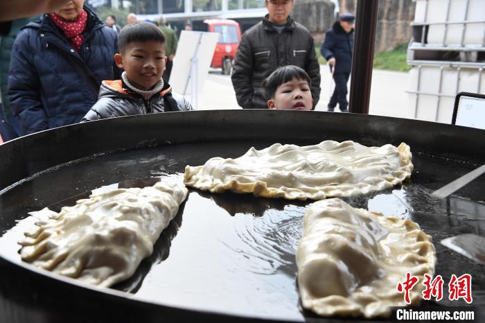 迎冬至吃羊肉汤锅配饺子