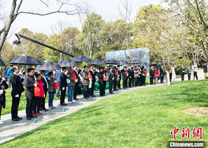江苏扬州举行生态葬集中安放仪式 33名逝者获敬意与礼遇