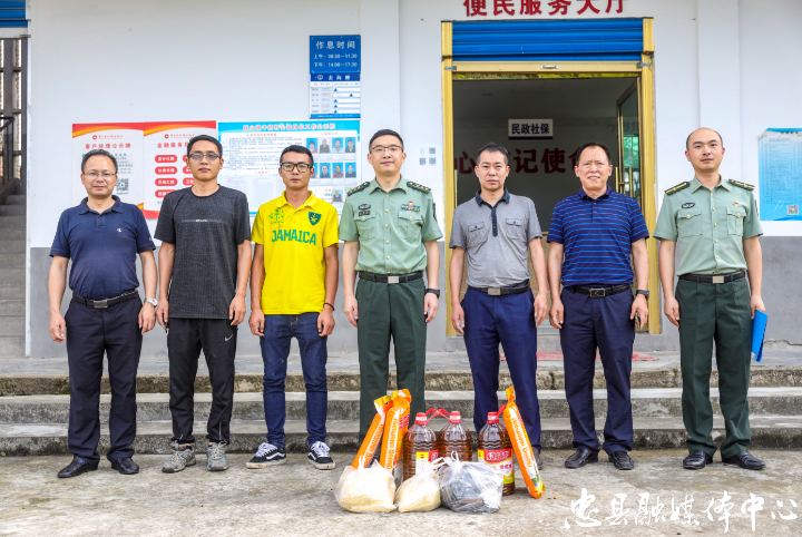 秦金国走访慰问乡村振兴驻村干部