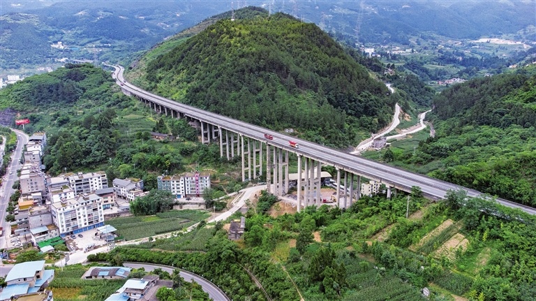 重庆武隆天堑变通途大道越山川