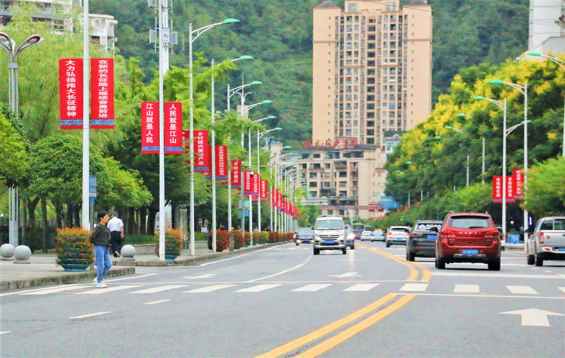 红色标语扮靓路灯 提升城市"颜值"和内涵
