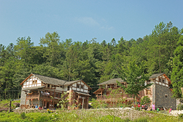 黄地峡位于润溪乡樱桃井村,毗邻摩围山景区,气候凉爽,夏季平均气温在