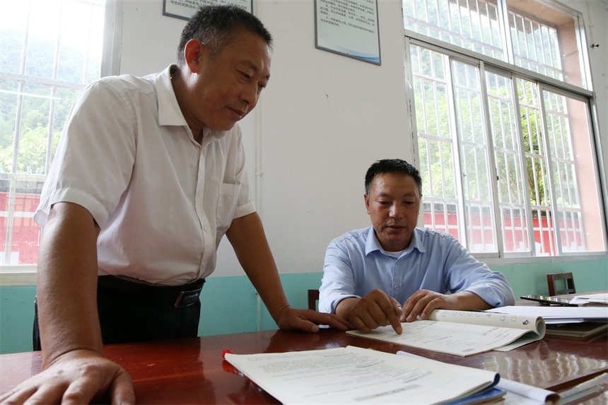 重庆市黔江区小南海镇后坝小学,老师何祖勤(右,何祖良兄弟俩在探讨