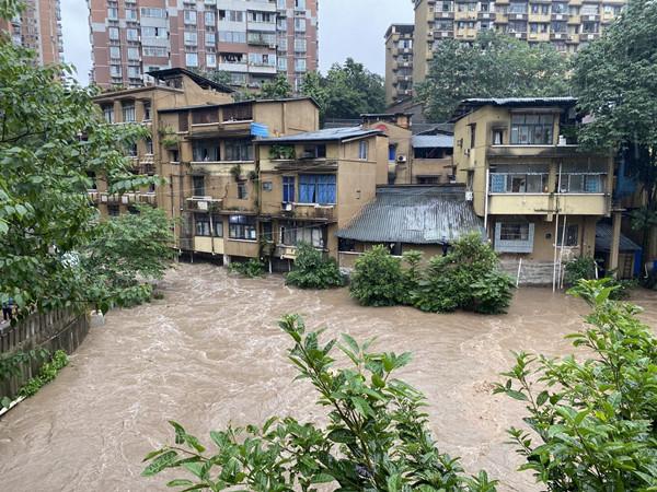 首页>万盛新闻>正文 9月16日,沙坪坝区红槽房老街出现积水,警方全力