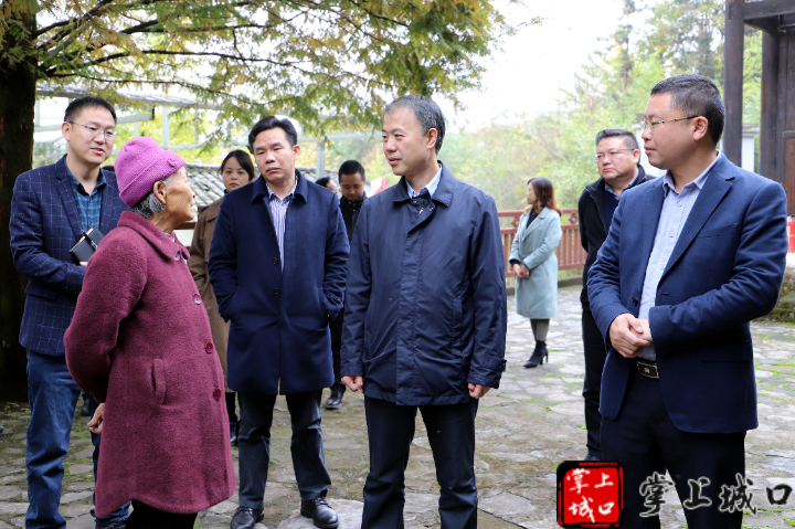 军指挥部旧址,张继军认真听取相关单位负责人工作汇报,详细了解城口红