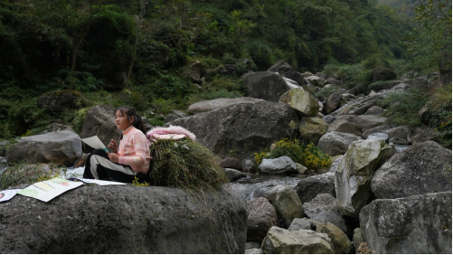 南风窗专题：希沃公益行在大凉山，点燃乡村女童的小小梦想
