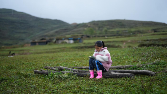 南风窗专题：希沃公益行在大凉山，点燃乡村女童的小小梦想