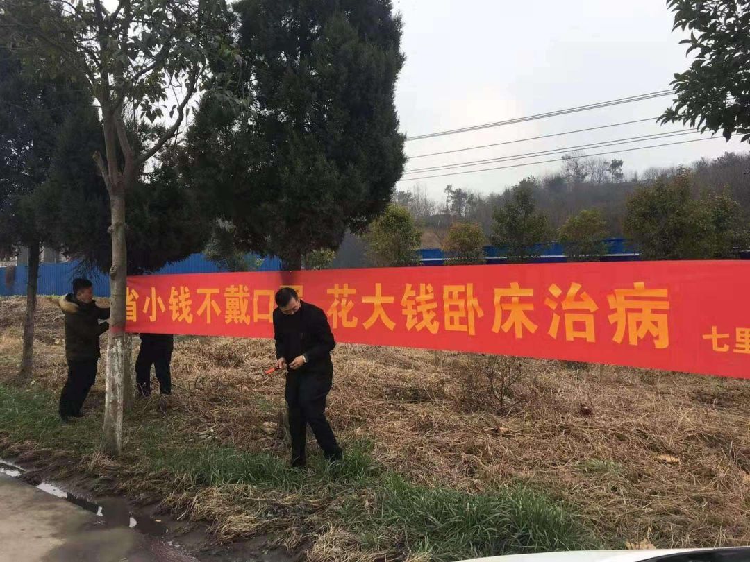 看看这几条标语横幅，你就明白为什么要依靠人民群众了