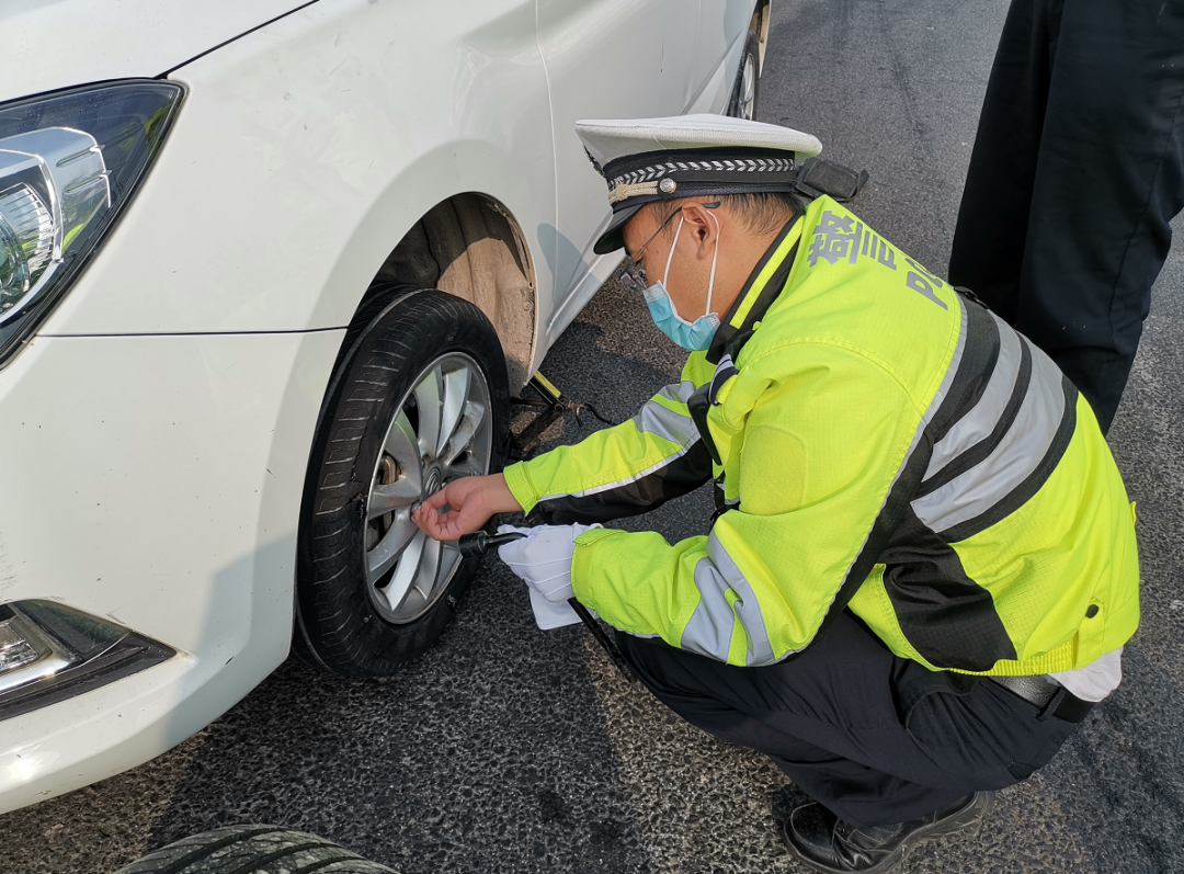 聊城高速交警|【暖心】聊城高速交警帮忙换轮胎 排忧解难暖人心