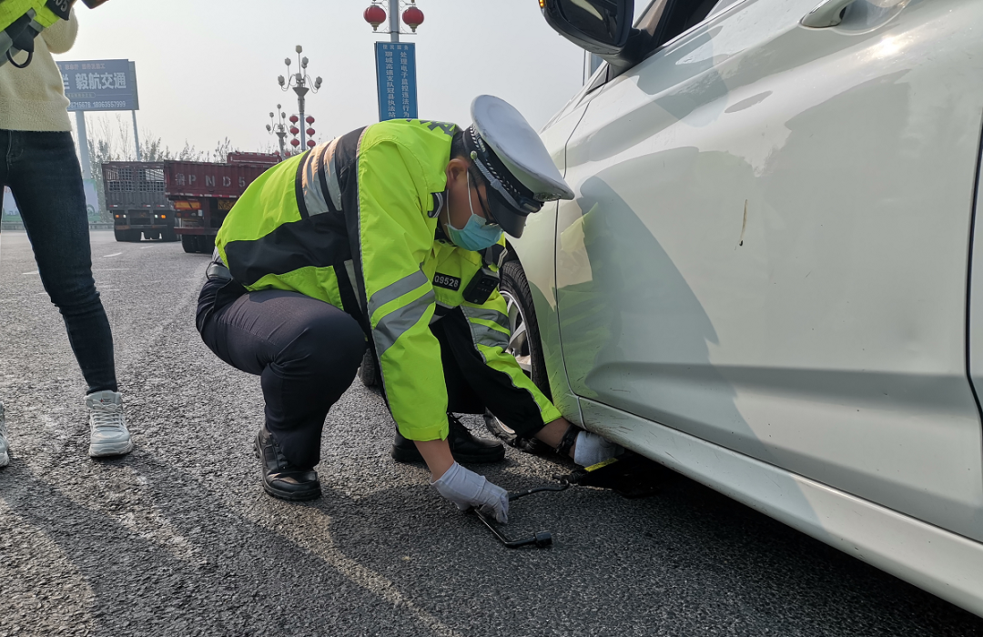 聊城高速交警|【暖心】聊城高速交警帮忙换轮胎 排忧解难暖人心