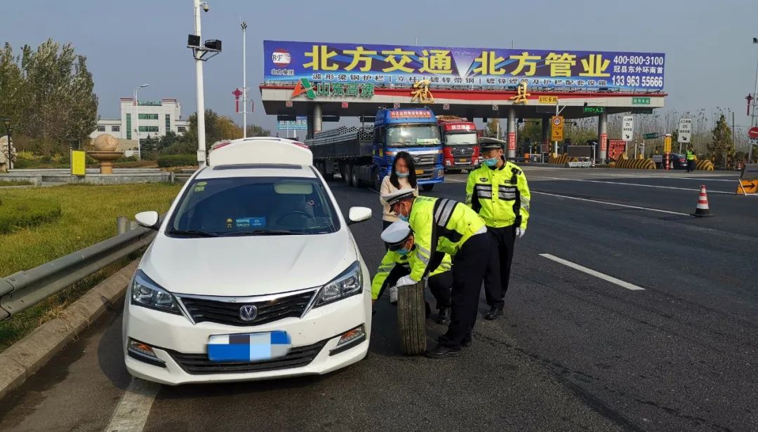 聊城高速交警|【暖心】聊城高速交警帮忙换轮胎 排忧解难暖人心