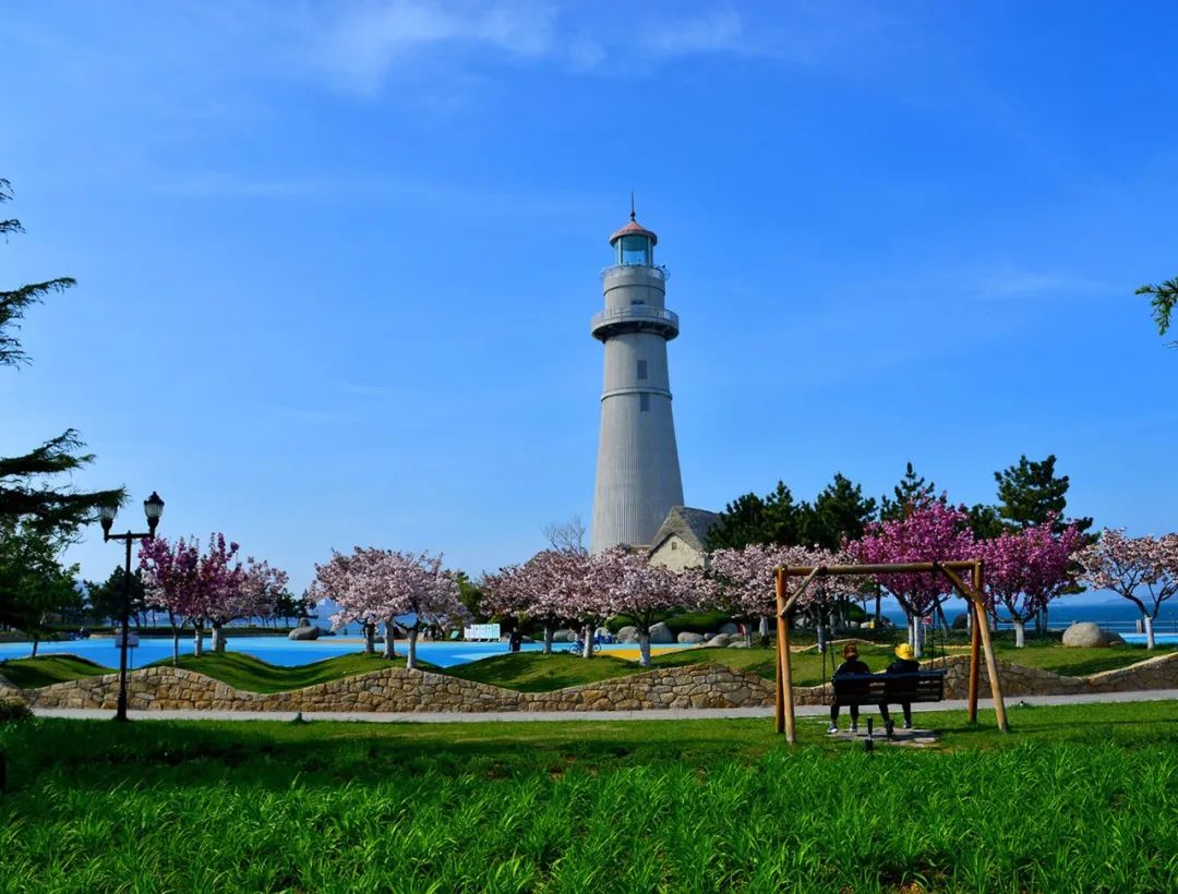 威海经济技术开发区悦海公园灯塔广场的春天,总是会让人有意想不到的