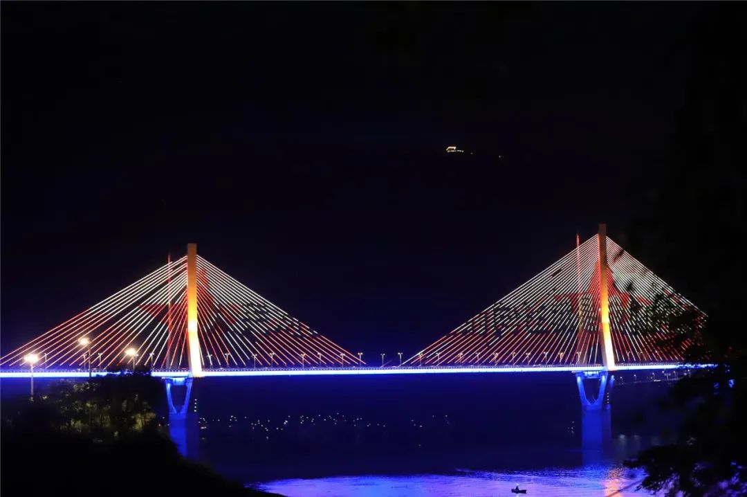 最新云阳长江大桥主题灯光秀你看了吗