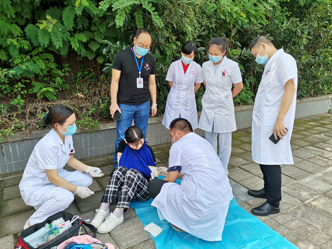 区中医院医联体组织开展车祸伤院前急救应急演练