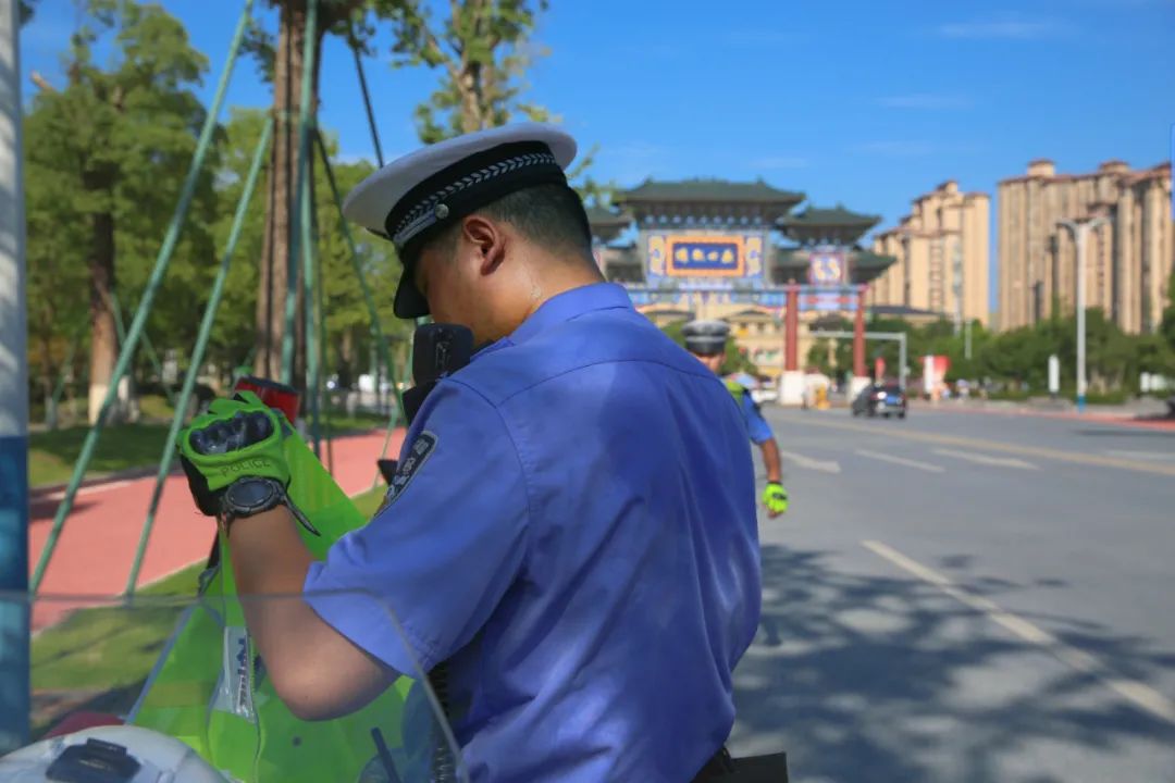 战斗在执勤站岗,巡逻守卡,不忘初心,恪尽职守,全区广大公安民警辅警