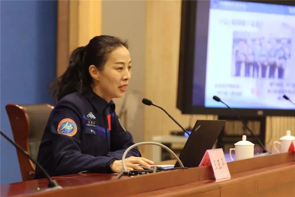 王亚平为全市中小学生上航天科普课王亚平从追梦历程,百炼成钢,圆梦