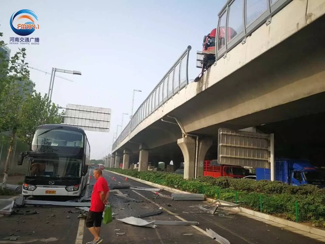 今日凌晨 郑州一半挂车冲出京广高架桥