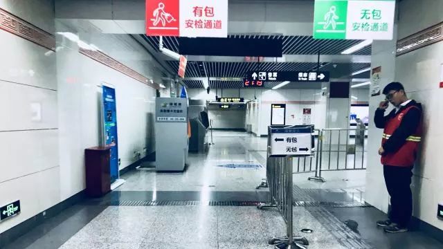 ֣�����һ�����ʮ����ӣ�����ÿ���˶�������λ