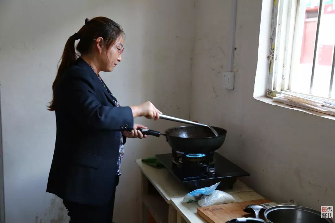 平时,杨淑云会在村部的一间小房子里简单做饭吃.