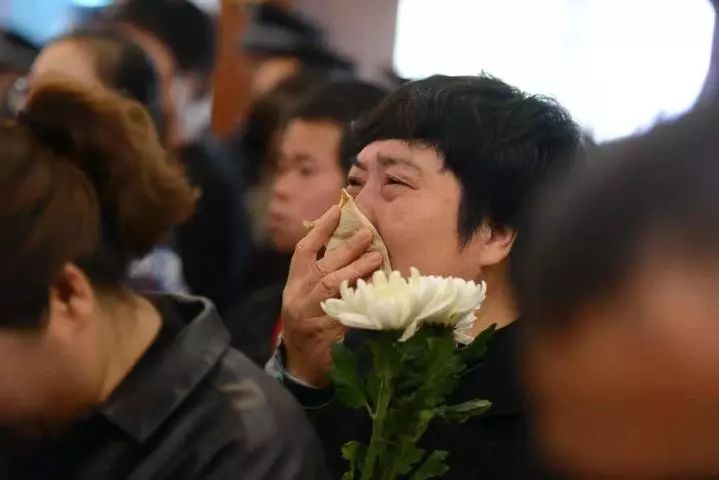 这位父亲让一座城陷入悲伤,留下14岁女儿和未满周岁的儿子