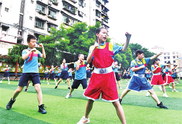 6月17日,在茄子溪小学大课间活动中,学生们正在做"拳击操.