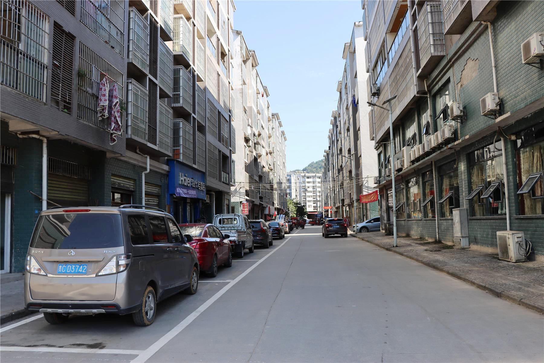 整治车辆乱停放美丽乡镇展新颜