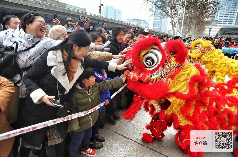 2019 年元宵,武汉市民争相摸"狮子头"求新年好运 摄影 刘萱 图源